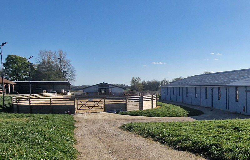 le-haras-everdeen-installations1 Installations équestres Haras d’Everdeen Curtafond manège écuries marcheur rond Havrincourt élevage chevaux