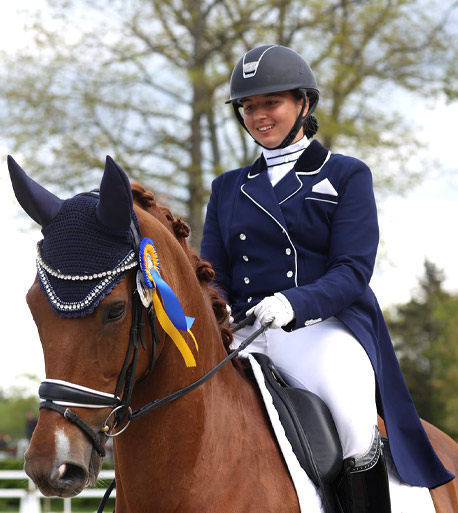 Emeline Schevingt Haras d’Everdeen Curtafond cavalière dressage saut d’obstacle écurie élevage chevaux