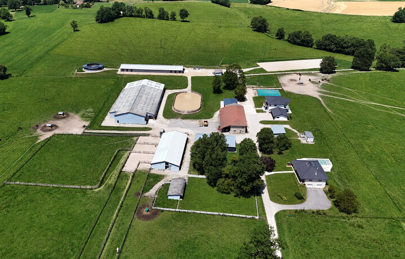 Vue aérienne du Haras d’Everdeen et de ses installations à Curtafond